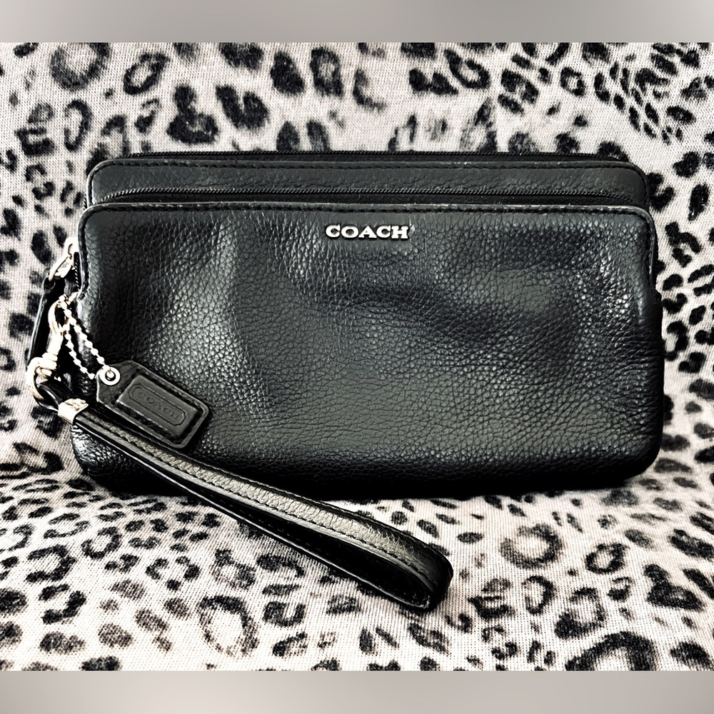 Coach Vaulted Wristlet-Black Pebbled Leather-3Pocket-Detachable Strap-Spacious🤩